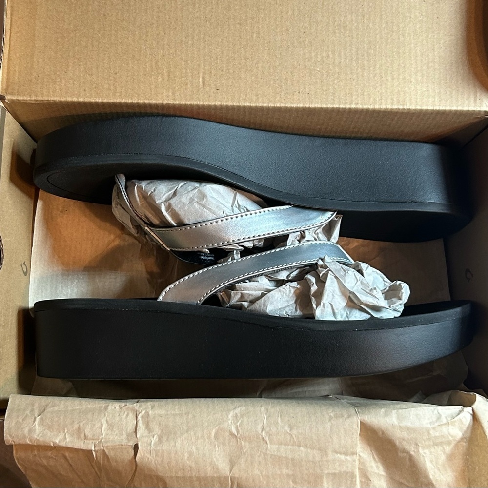 OluKai Women's Black and‎ Silver Sandals Brand New with Box Sz 11 - Picture 9 of 11